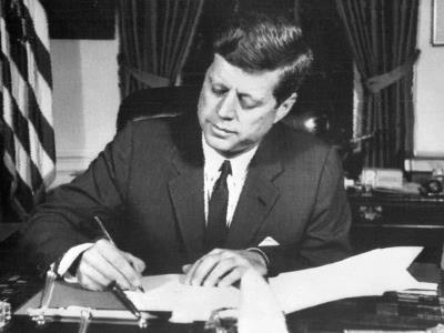 Trump promete hacer públicos 80 mil archivos sobre John F. Kennedy