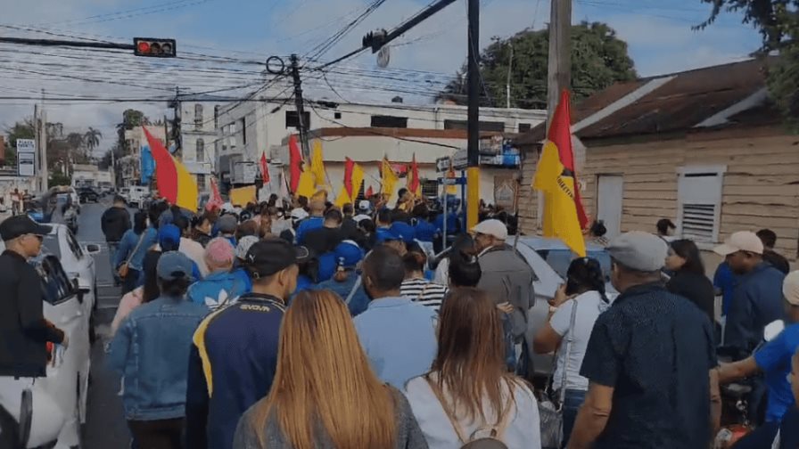 La ADP de San Francisco de Macorís abandona aulas y protesta en las calles por las intoxicaciones