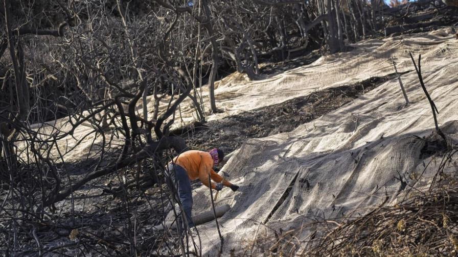 Las lluvias en el sur de California provocan flujos de lodo pero ayudan a los bomberos