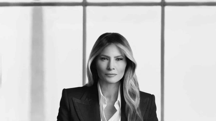 Melania Trump presenta su retrato oficial, obra de la fotógrafa belga Regine Mahaux