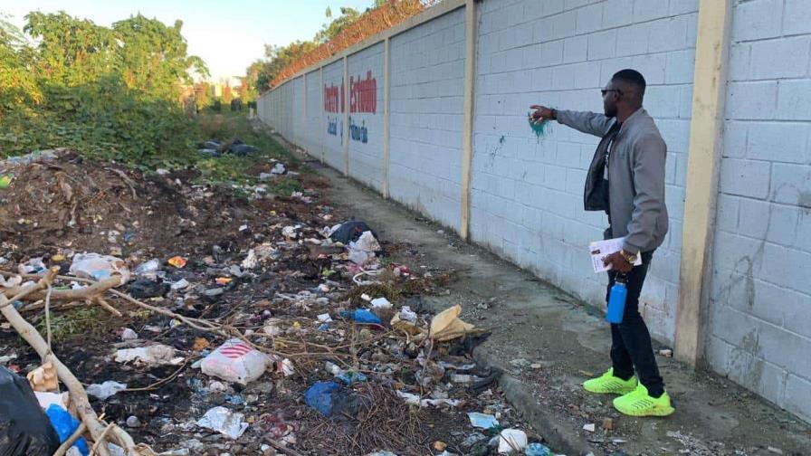 Denuncian vertedero improvisado en escuela en San Pedro de Macorís