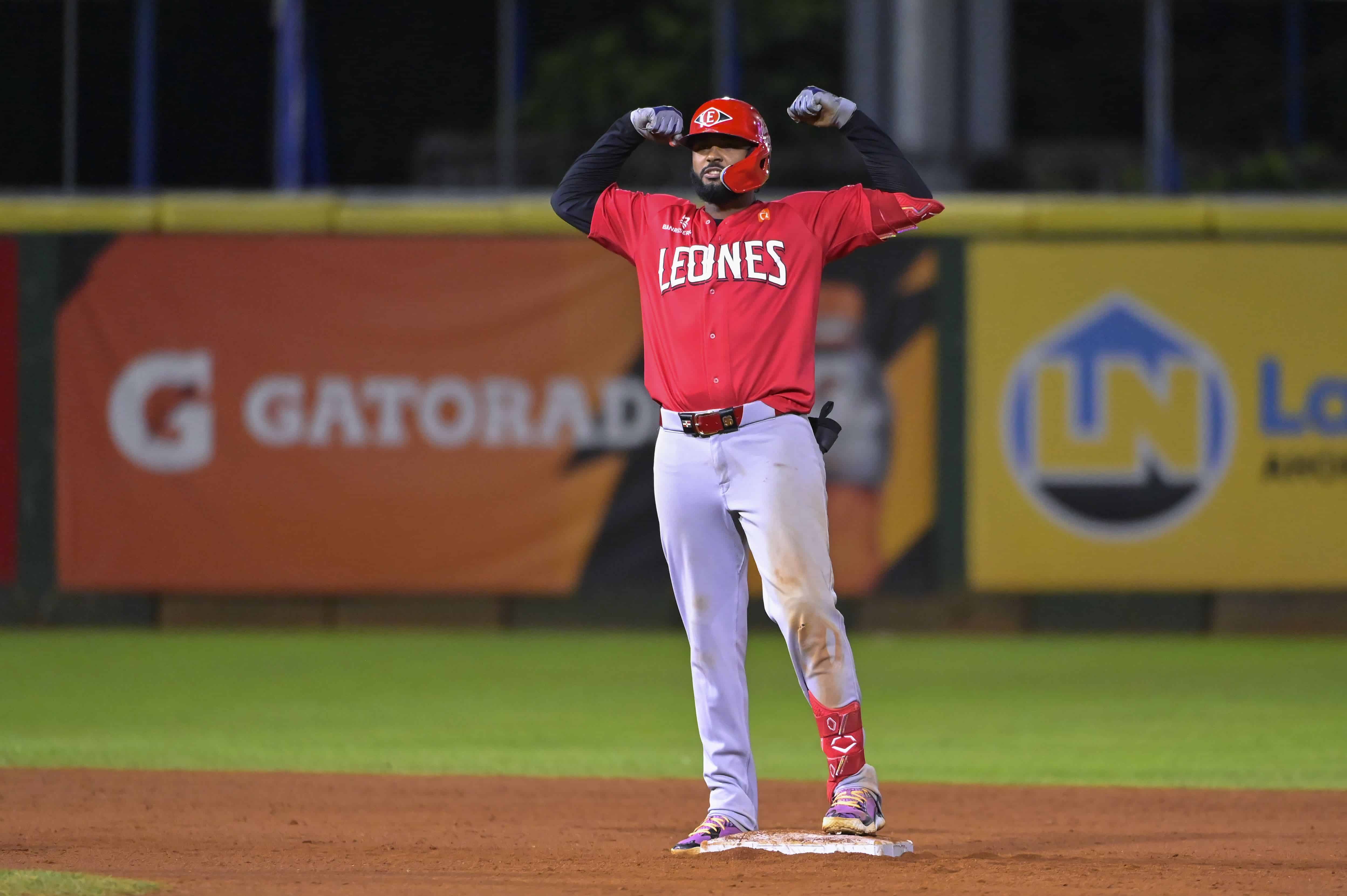 Junior Caminero celebra en segunda base uno de sus dobles.  Caminero se fue de 5-4, con dos dobles, tres anotadas y terminó la serie con promedio de .346.