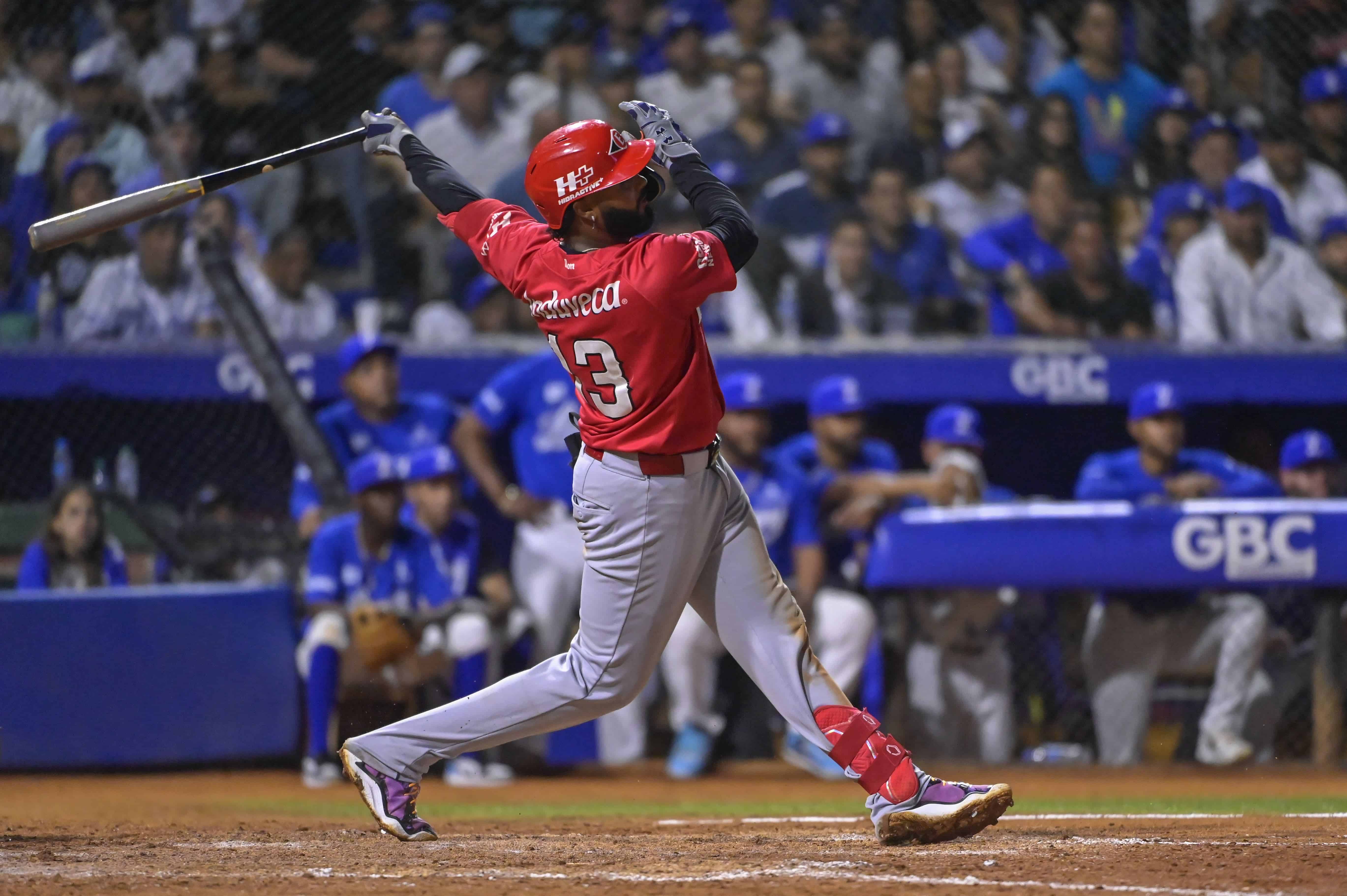 Junior Caminero termina el swing del jonrón que salió por los 411 pie del Estadio Quisqueya. Es la primera vez en una final que se conecta un jonrón por los 411 pie, entre los 13 que lo han logrado.