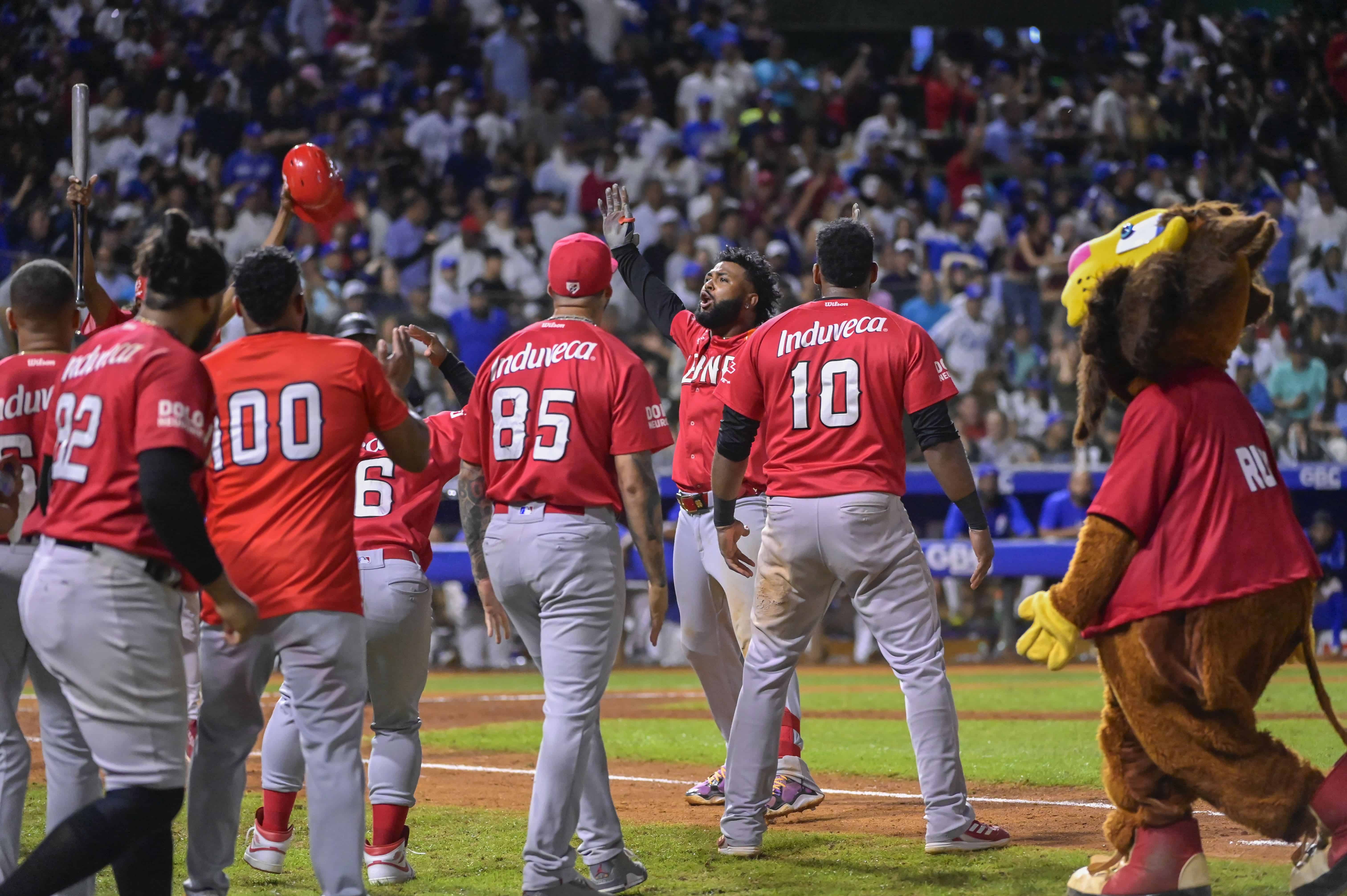 Junior Caminero, celebra el jonrón que puso arriba a los Leones del Escogido con un marcador de 6 carreras por 5 ante los Tigres del Licey