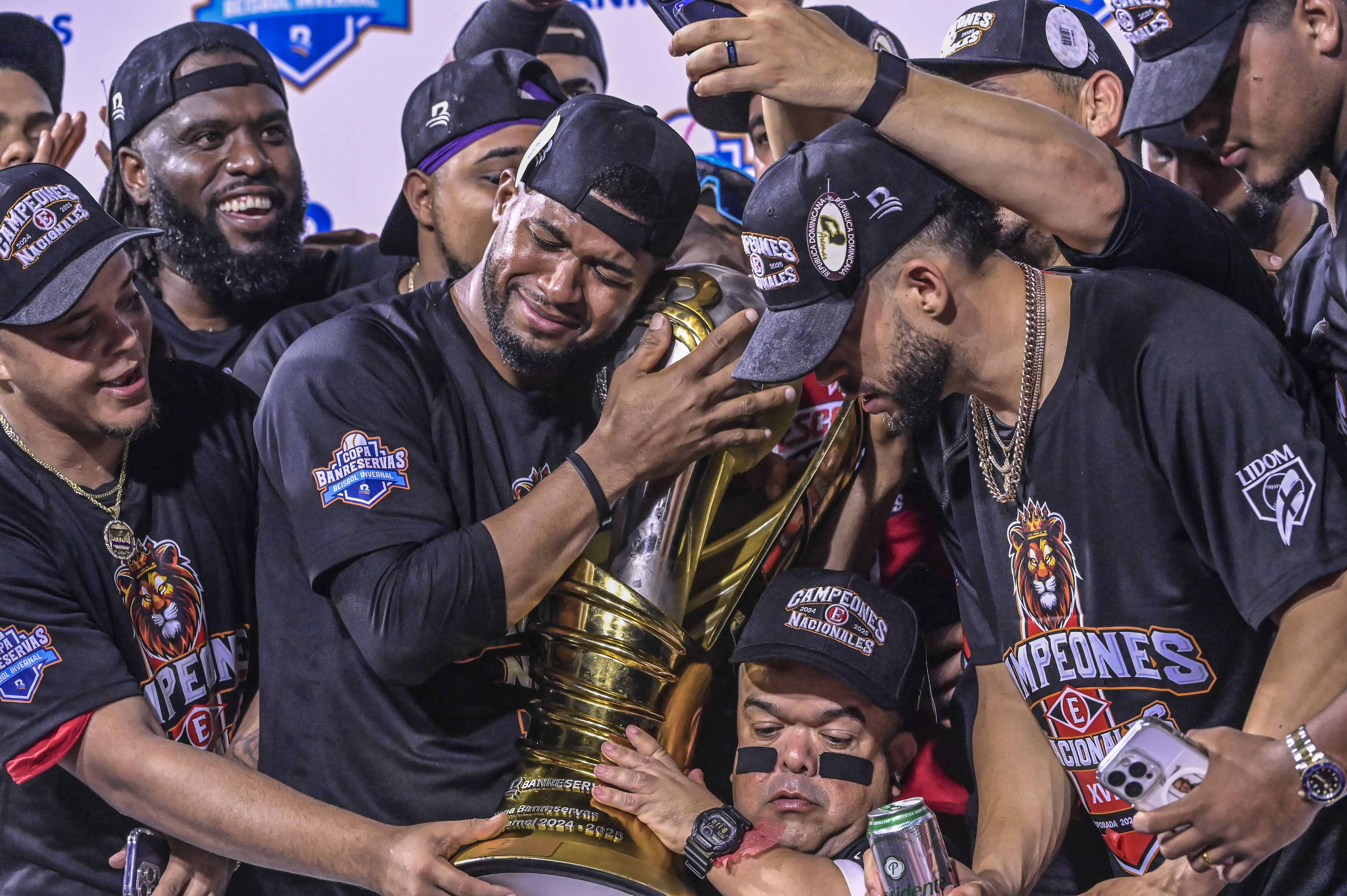 Los jugadores del Escogido muestran sus más íntimos sentimientos de emoción al recibir la añorada copa de la Lidom