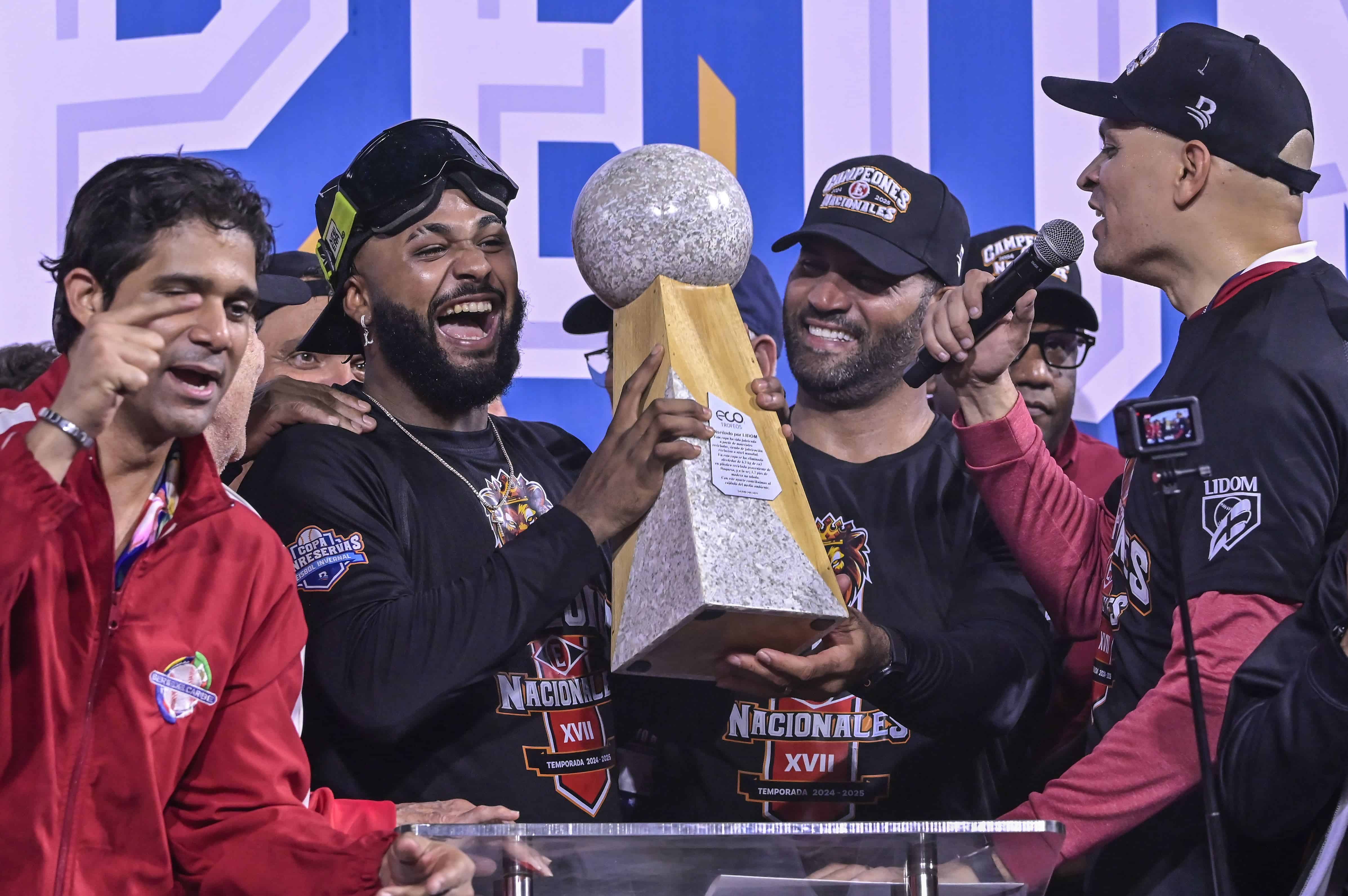 Junior Caminero recibe de la Lidom el premio al jugador más valioso (MVP)