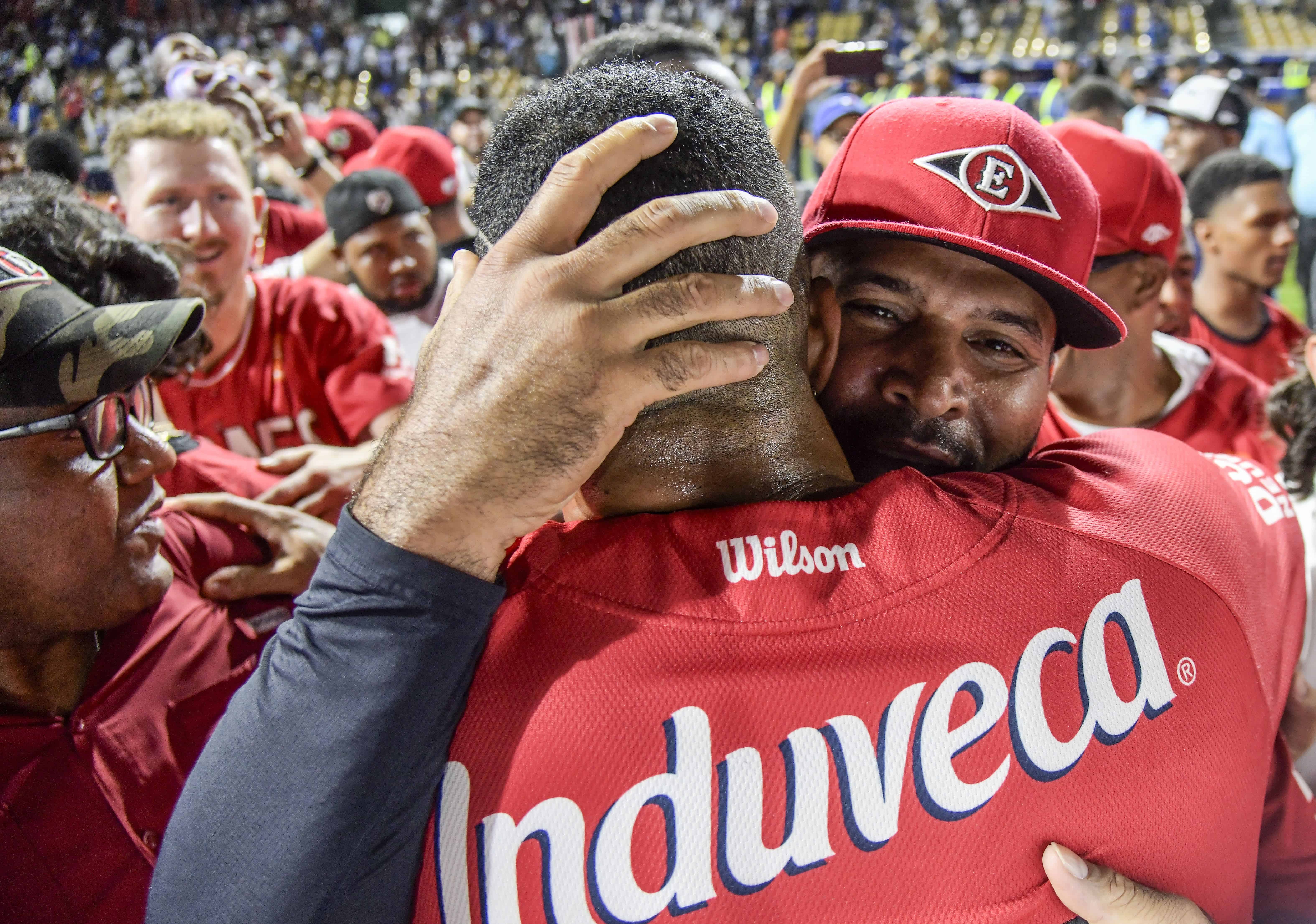 Albert Pujols abraza a sus compañeros de equipo una vez finalizado el partido contra los Tigres del Licey