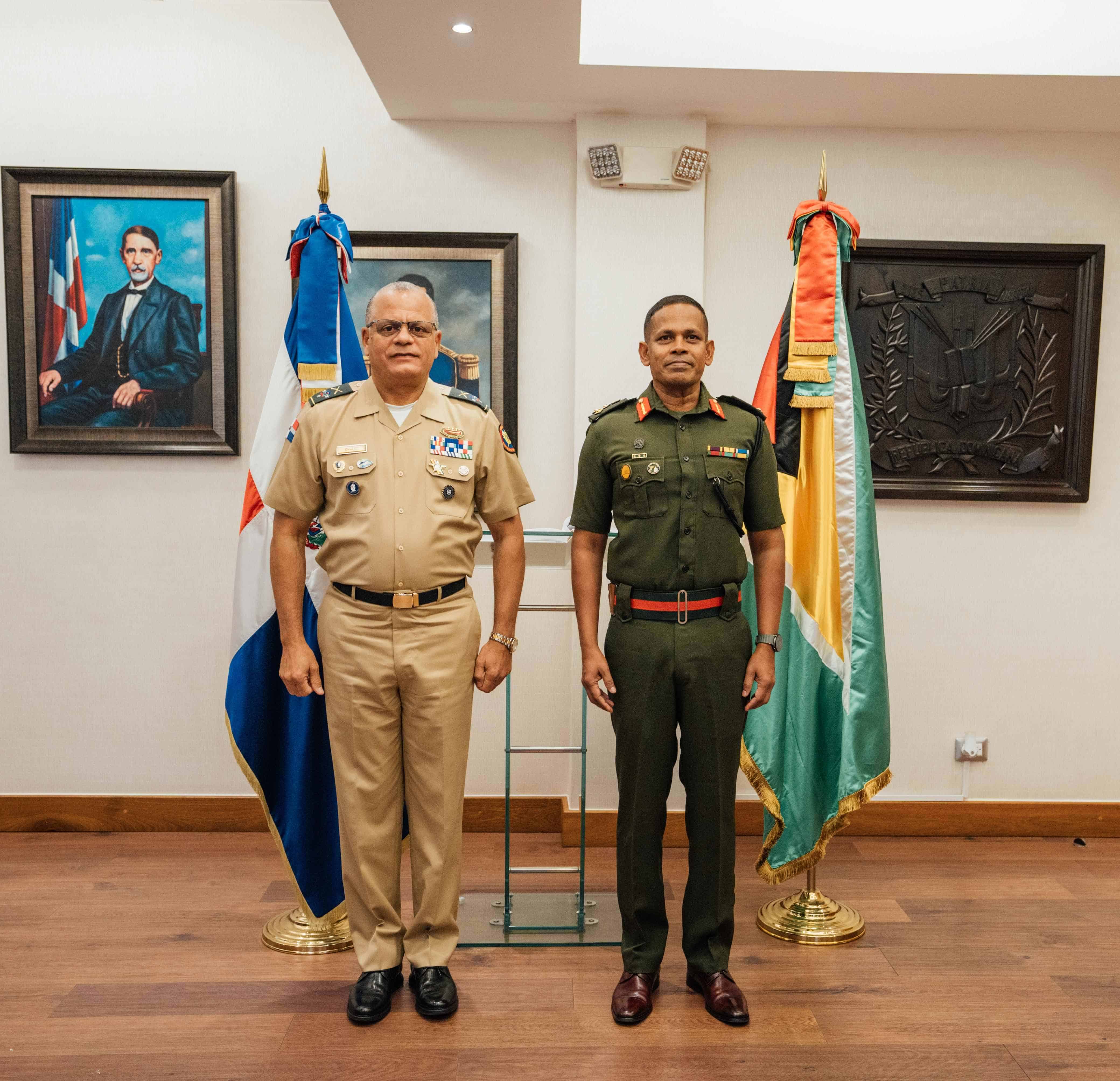 El ministro de Defensa dominicano, teniente general Carlos Antonio Fernández y el brigadier Omar Khan. 