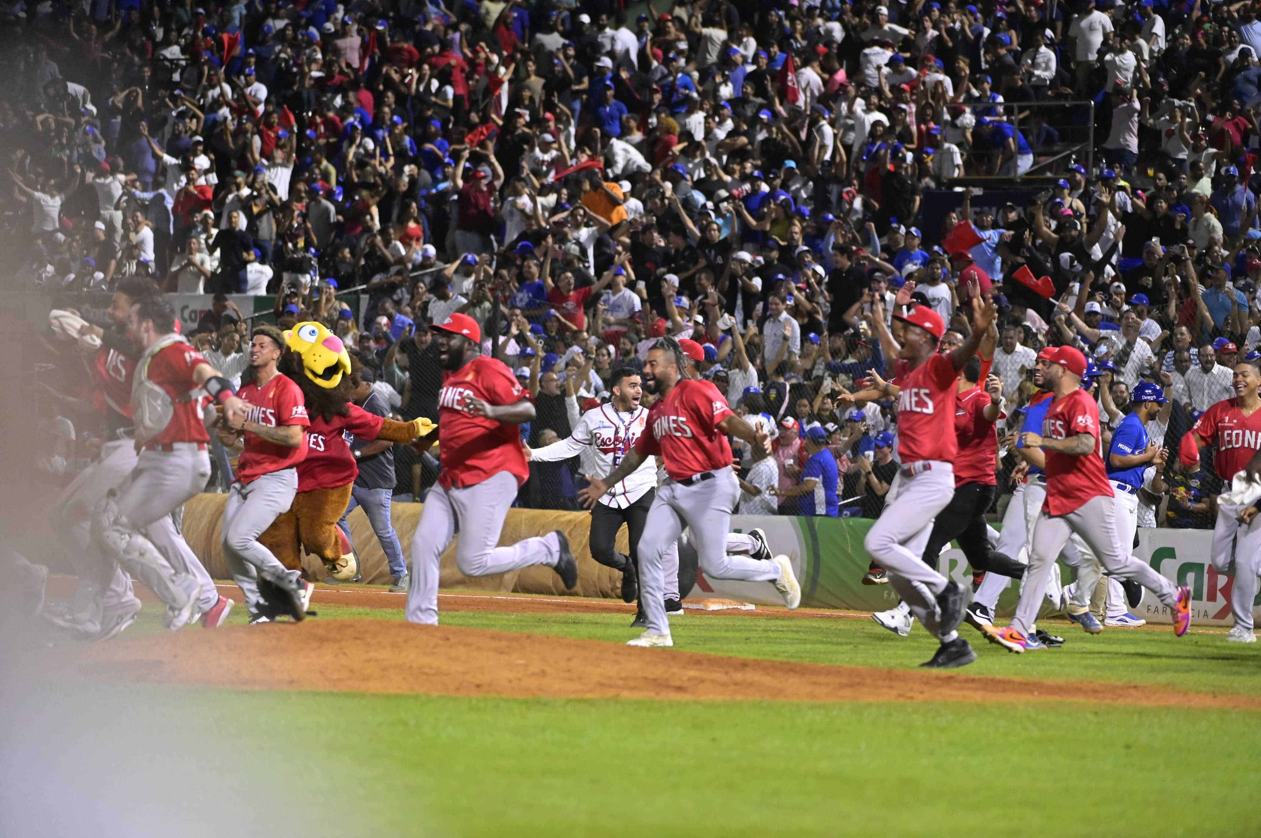 Desde el dugout corren a celebrar la victoria roja. 