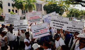 Maestros pensionados protestan por reincorporación a seguro de sobrevivencia