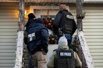 ICE instruye a sus agentes a no entrar en viviendas sin una orden judicial, según NBC
