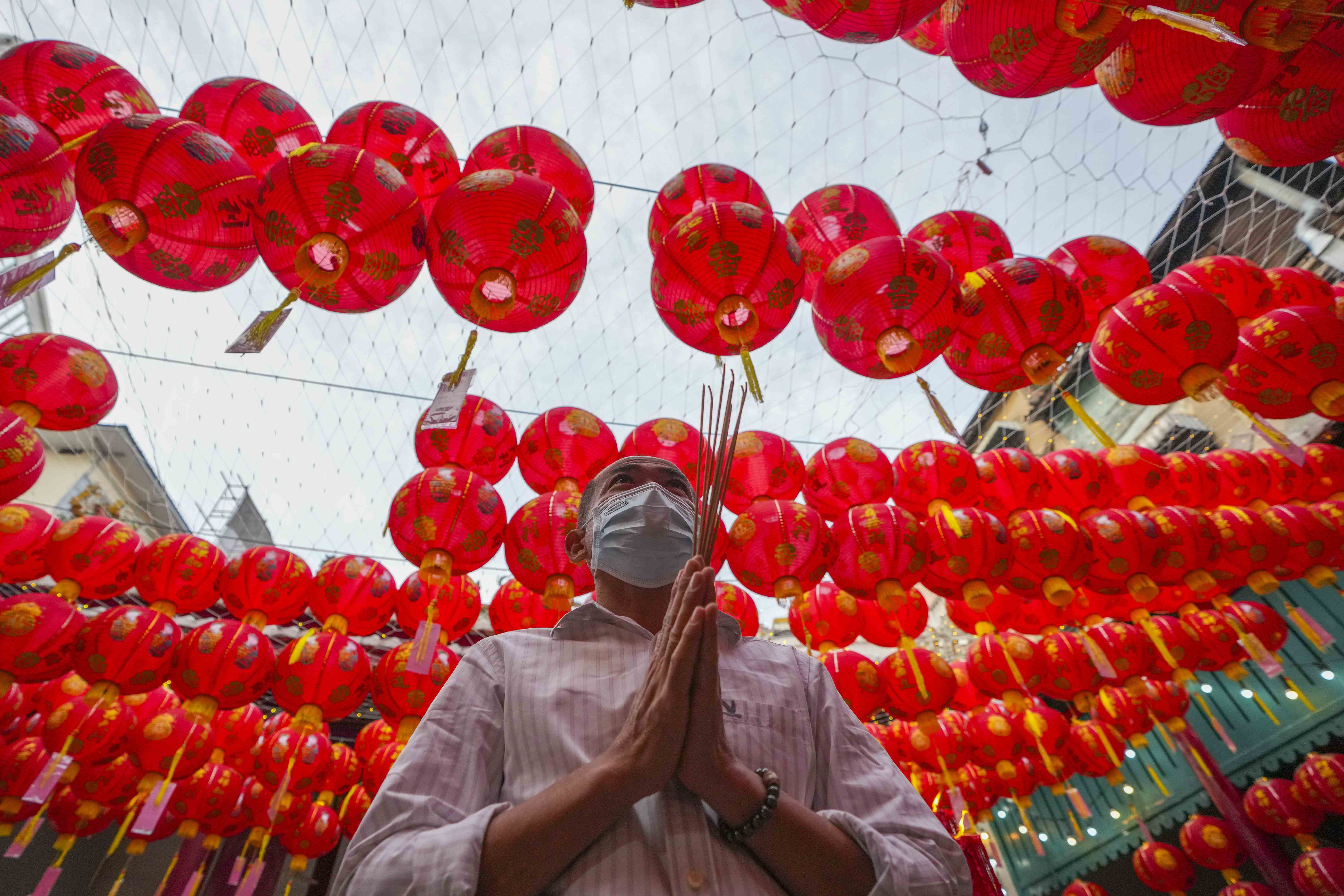 Un tailandés de etnia china reza en el santuario Kwong Siew para celebrar el Año Nuevo Lunar en Bangkok, Tailandia, el miércoles 29 de enero de 2025.