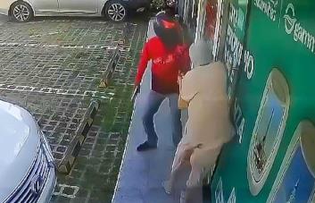 Hombre armado asalta señora y le lleva su cartera en Santiago