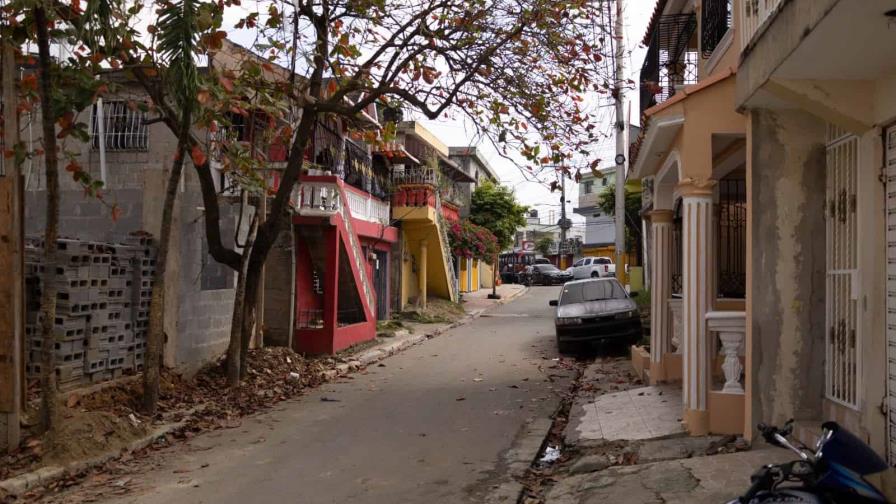 Comunitarios denuncian que apagones aumentan asaltos en Barrio Landia de Los Alcarrizos