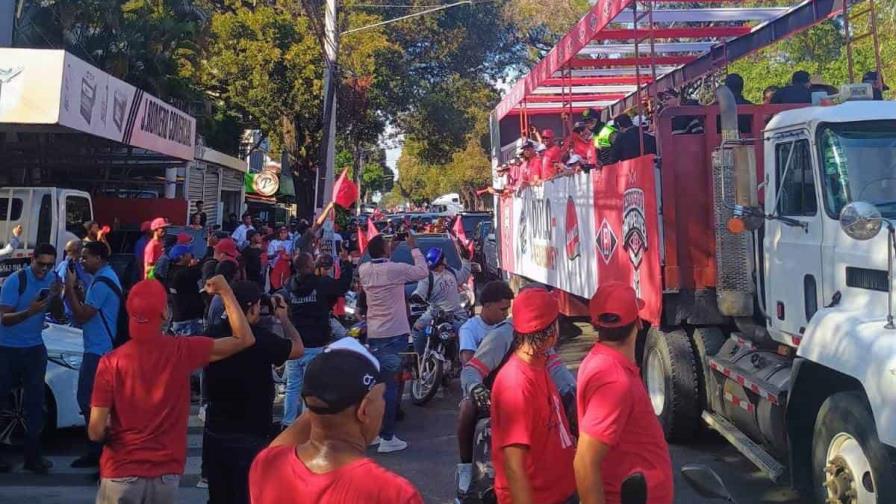 La caravana del triunfo escogidista se desplaza por distintos puntos de la capital