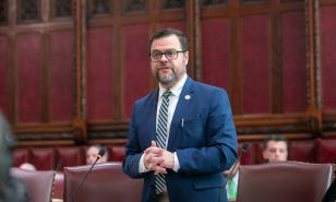 Senador estatal de NY, Luis Sep&uacute;lveda, critica operativo impulsado por Trump en Venezuela