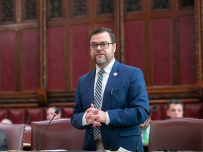 Luis Sepúlveda presenta ley para fomentar inclusión en aulas