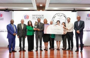 Defensor del Pueblo entrega Premio Julio Ibarra Ríos en su primera edición