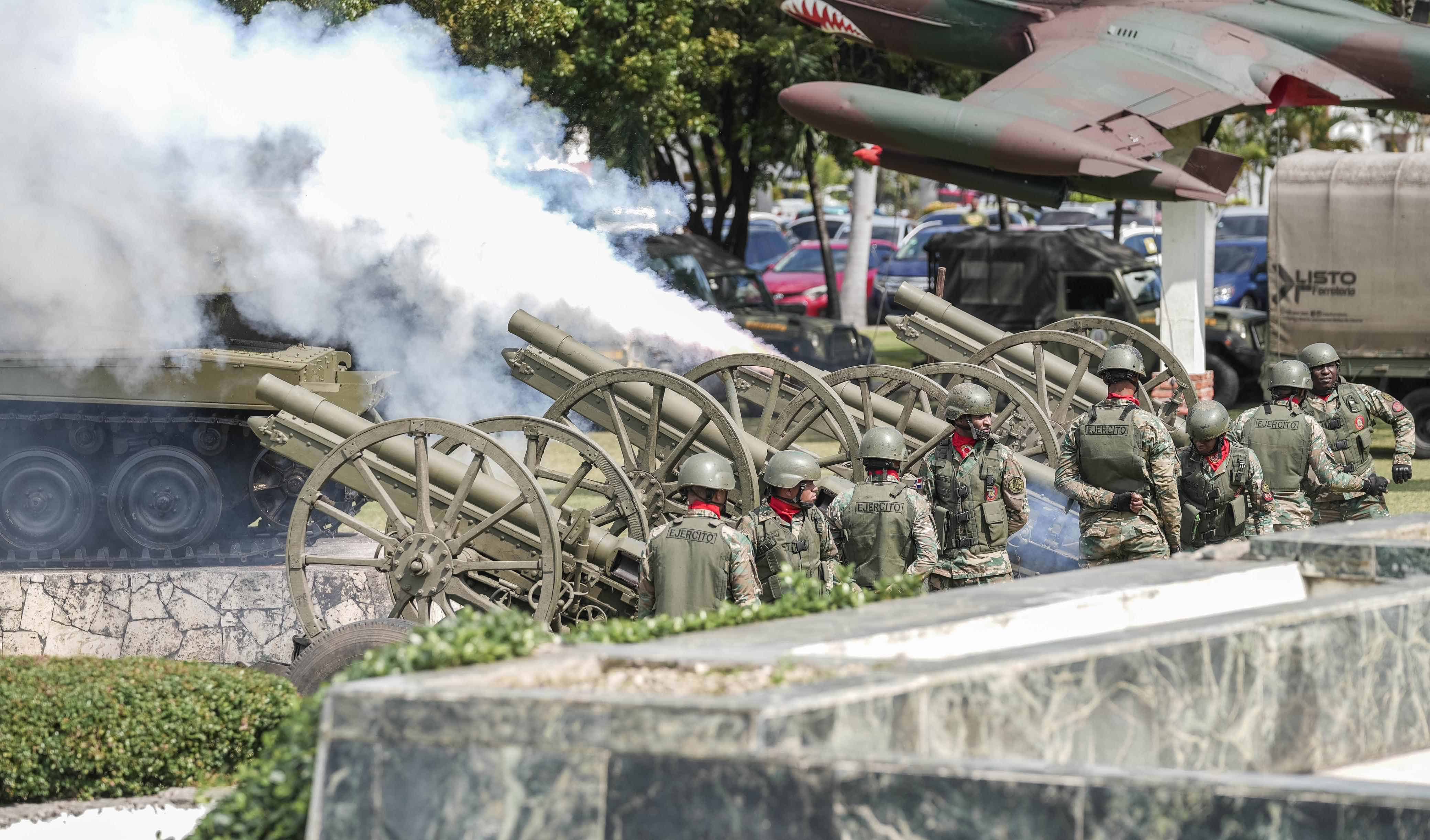 Momento en que realizan los honores militares a los jefes de Defensa del Caribe, República Dominicana y Reino Unido.