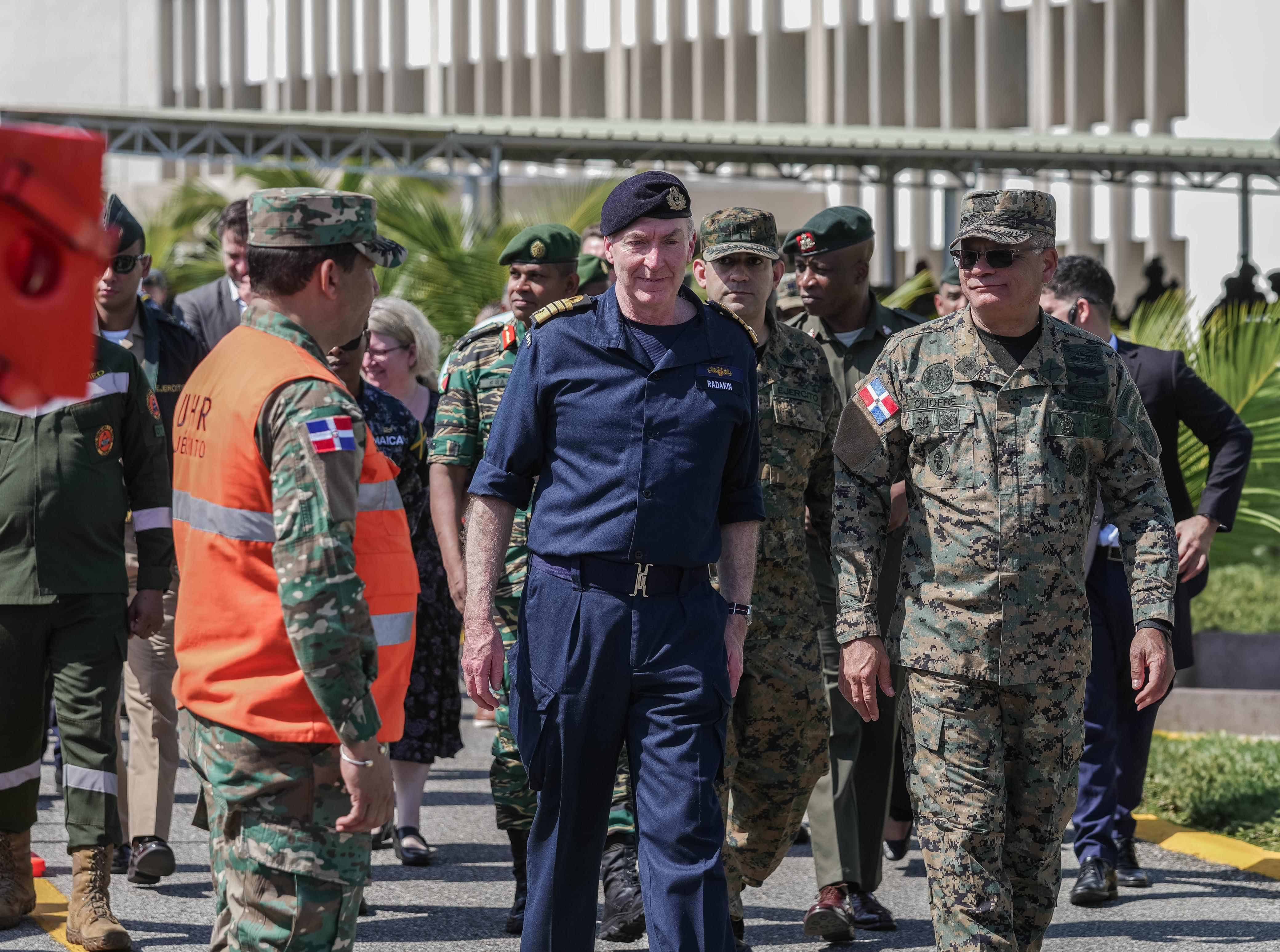 El jefe de Estado Mayor de la Defensa del Reino Unido, almirante Sir Anthony David Radakin, junto al ministro de Defensa dominicano Carlos Antonio Fernández Onofre.