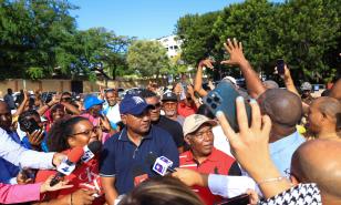Buhoneros protestan frente al Palacio Nacional en rechazo de amenazas de desalojos