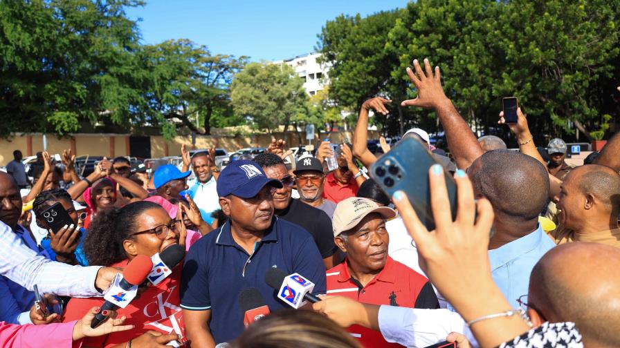 Buhoneros protestan frente al Palacio Nacional en rechazo de amenazas de desalojos