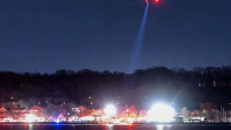 Avión con unos 60 pasajeros chocó con un helicóptero en Washington y cayó al río Potomac Avión con unos 60 pasajeros chocó con un helicóptero en Washington y cayó al río Potomac