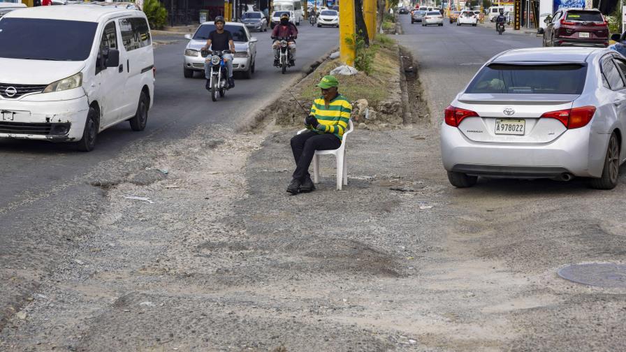 Deterioro y riesgo: la isleta de la calle Ramón Esperanza Hierro Santos