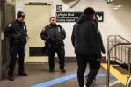 Policía de Nueva York crea unidad para castigar a quienes orinan o mendigan en el metro