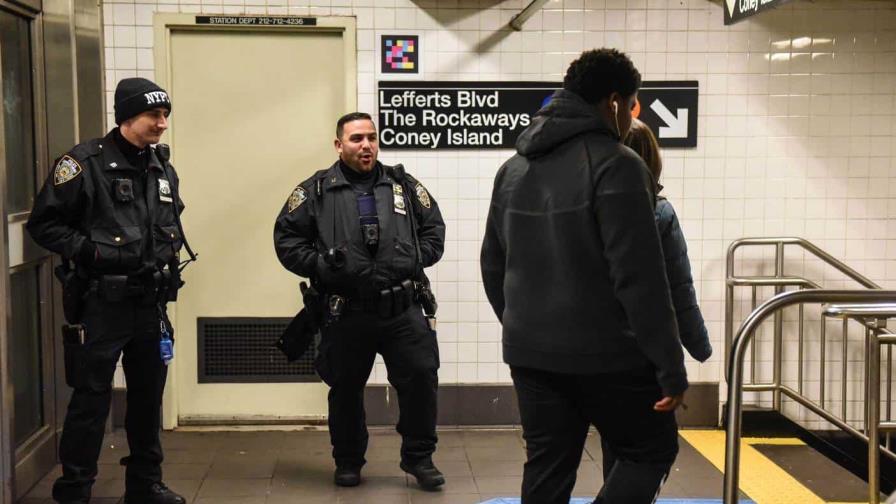 Policía de Nueva York crea unidad para castigar a quienes orinan o mendigan en el metro