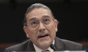 Robert Santos renuncia como director del Censo de EE.UU. a mitad de su mandato de cinco años Robert Santos renuncia como director del Censo de EE.UU. a mitad de su mandato de cinco años