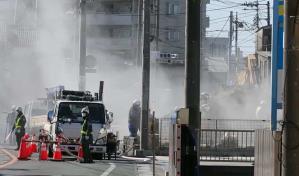 Rescatistas tardarán días en poder acceder al hombre atrapado en un gran socavón en Japón