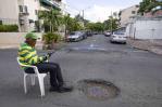 Peligroso hoyo en la avenida Buenaventura Freites pone en riesgo a conductores