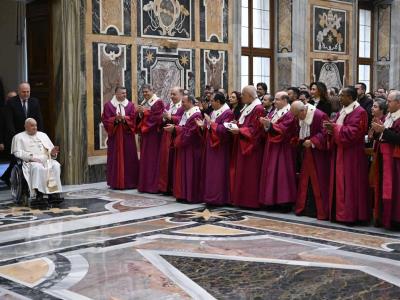El papa Francisco pide escuchar causas de nulidad matrimonial