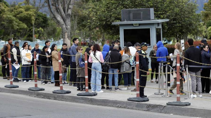 Centenares de personas llegan a embajada de EE.UU. en Bogotá tras reanudación de trámites