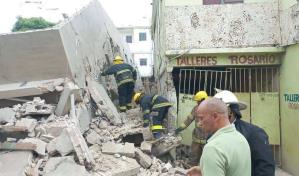 Rescatan dos personas con vida tras derrumbe de una edificación en La Romana Rescatan dos personas con vida tras derrumbe de una edificación en La Romana