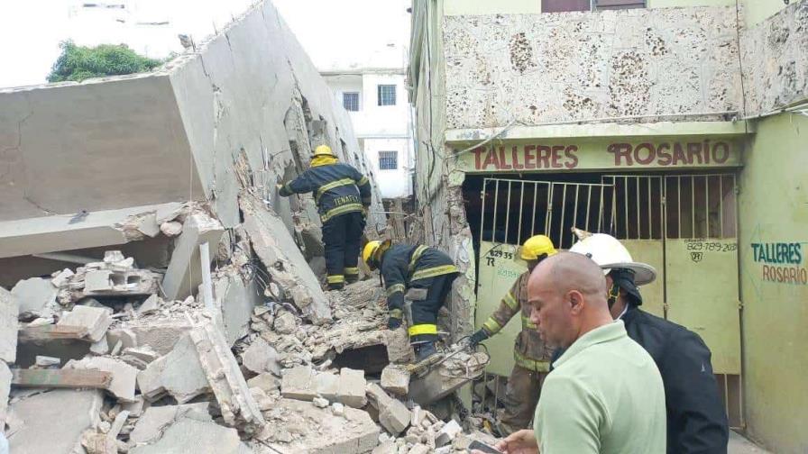 Rescatan dos personas con vida tras derrumbe de una edificación en La Romana