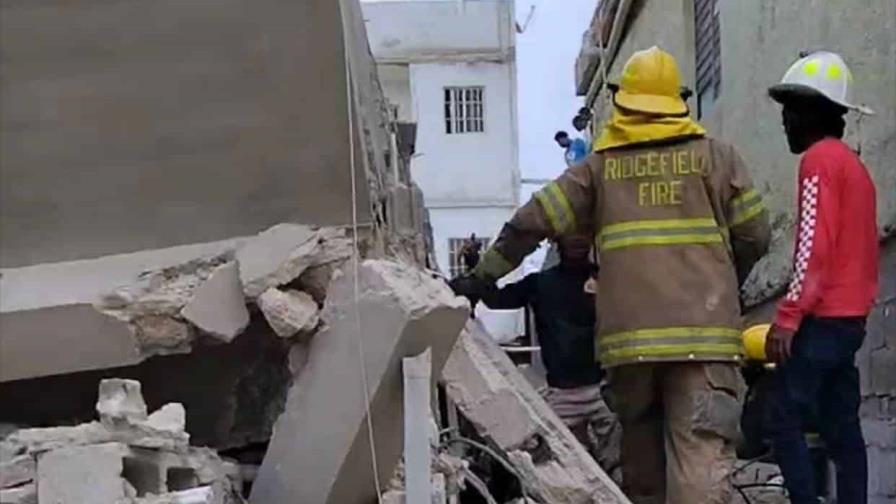 Varias personas atrapadas tras desplomarse una edificación en La Romana