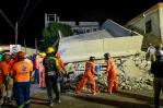 Rescatistas trabajan contra el reloj para liberar a obreros de construcción colapsada en La Romana