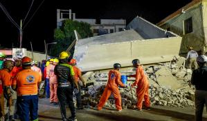 Rescatistas trabajan contra el reloj para liberar a obreros de construcción colapsada en La Romana Rescatistas trabajan contra el reloj para liberar a obreros de construcción colapsada en La Romana