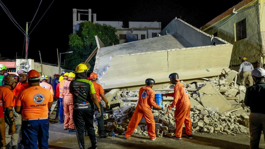 Rescatistas trabajan contra el reloj para liberar a obreros de construcción colapsada en La Romana