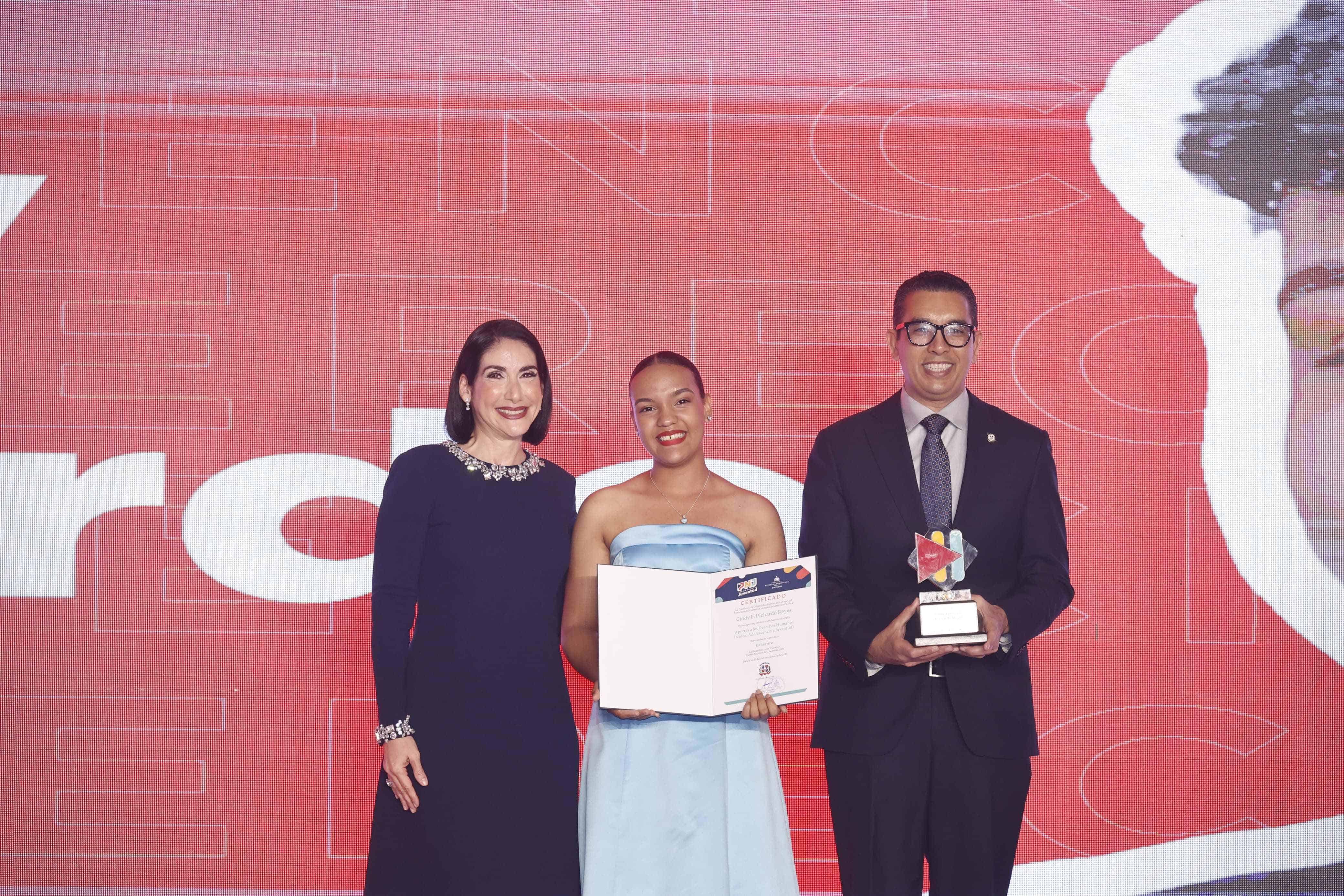 La primera dama Raquel Arbaje entrega reconocimiento a una joven reconocida en el Premio Nacional de la Juventud 2025.