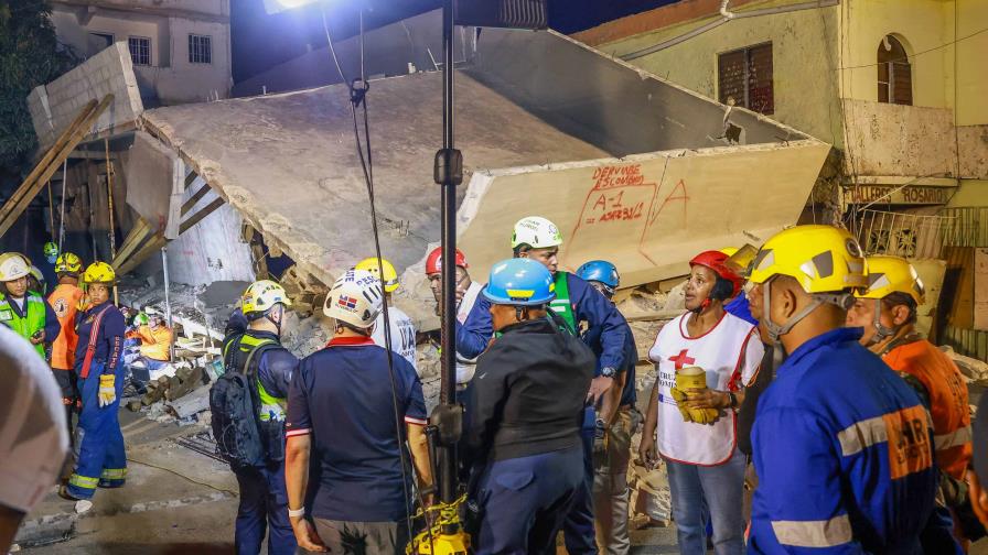 Autoridades mantienen inspección de edificio que se derrumbó en La Romana