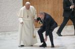 Francisco tropieza al entrar a un acto del Jubileo en el Vaticano tras romperse su bastón