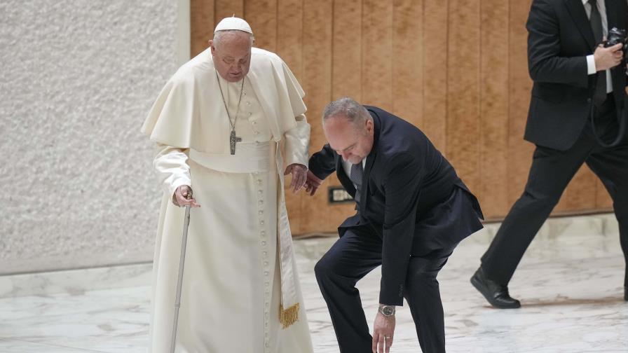 Francisco tropieza al entrar a un acto del Jubileo en el Vaticano tras romperse su bastón