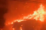 Incendio destruye local comercial vacío que albergó una farmacia en Santiago Incendio destruye local comercial vacío que albergó una farmacia en Santiago