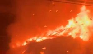 Incendio destruye local comercial vacío que albergó una farmacia en Santiago