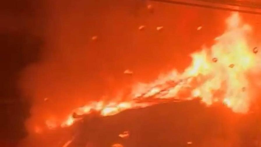 Incendio destruye local comercial vacío que albergó una farmacia en Santiago