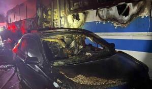 Incendio reduce a cenizas varios vehículos de empresa de transporte en Puerto Plata