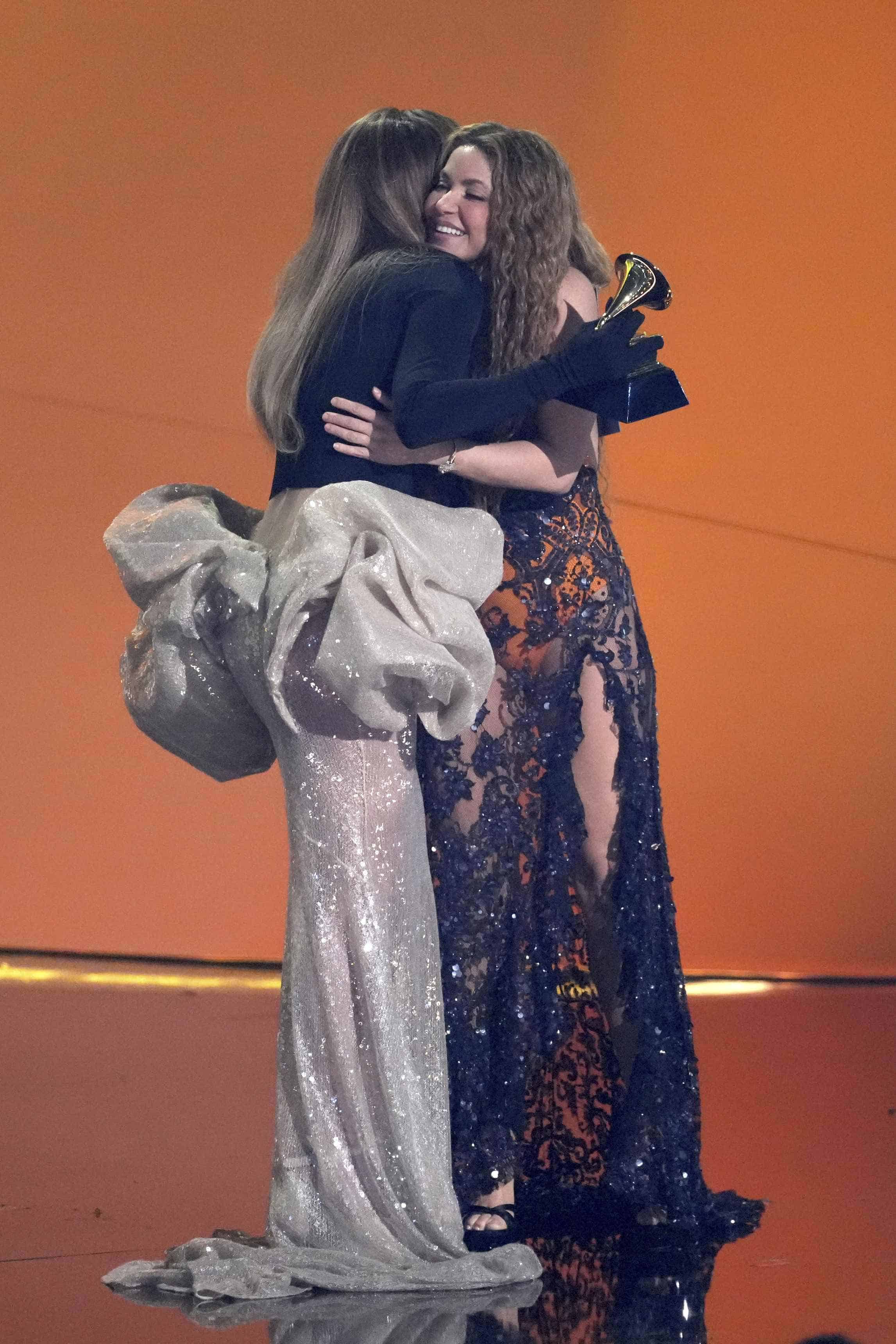 JLo y Shakira se dan un abrazo.